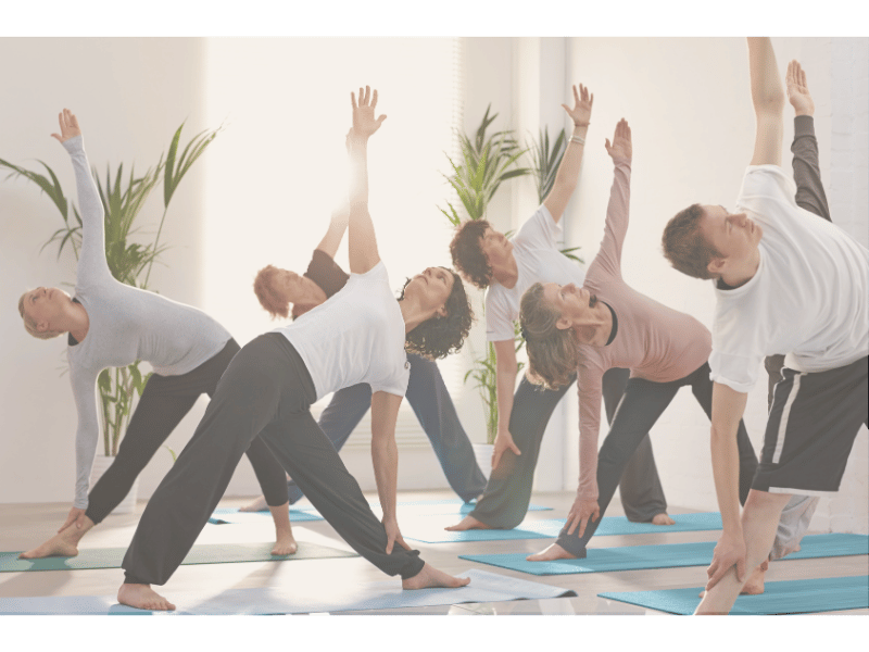 Yoga an der Playa de Palma auf Mallorca mit ruhiger, bewusster Bewegung am Meer